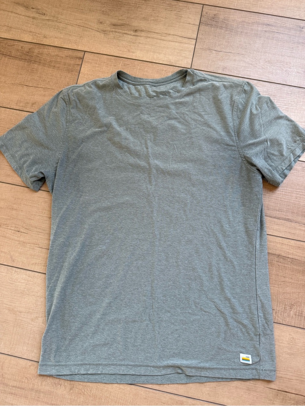 EUC Vuori Men's Crew Neck T-Shirt in Olive Green, small